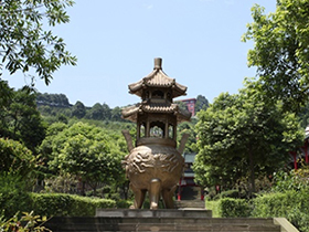 3、公墓园内公祭鼎.jpg